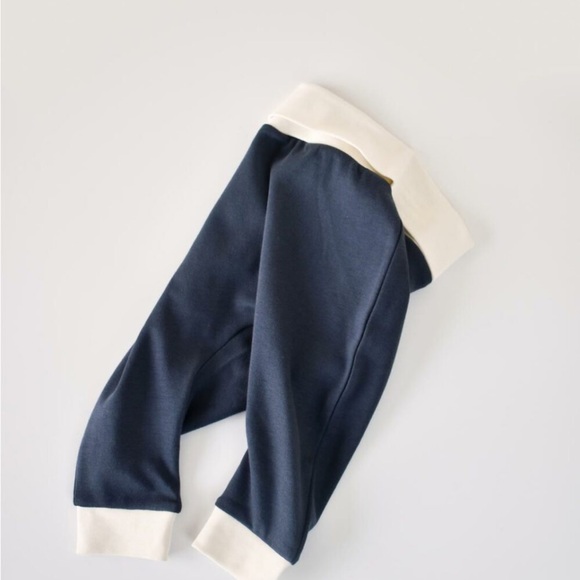 Organic Comfort Meets Adorable Design: 2-Piece Little People Set - Picture 7 of 8